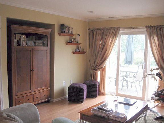 Bright Livingroom with Recessed Lighting, Crown Mouldings nd Laminate Flooring