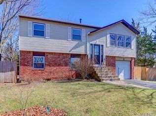 3 Starling Ct, Coram, NY 11727