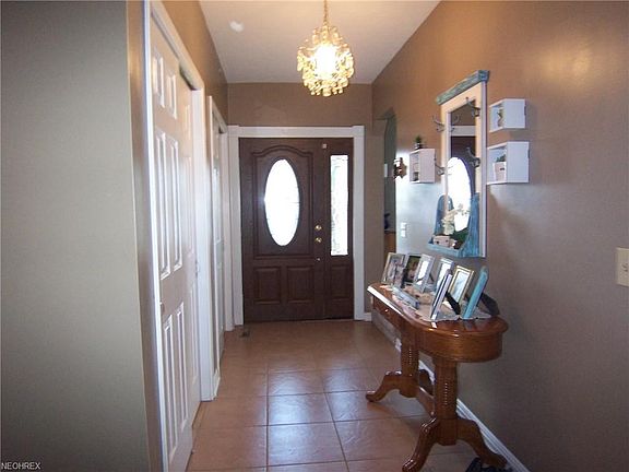10X4 Entry w/ Double Closets