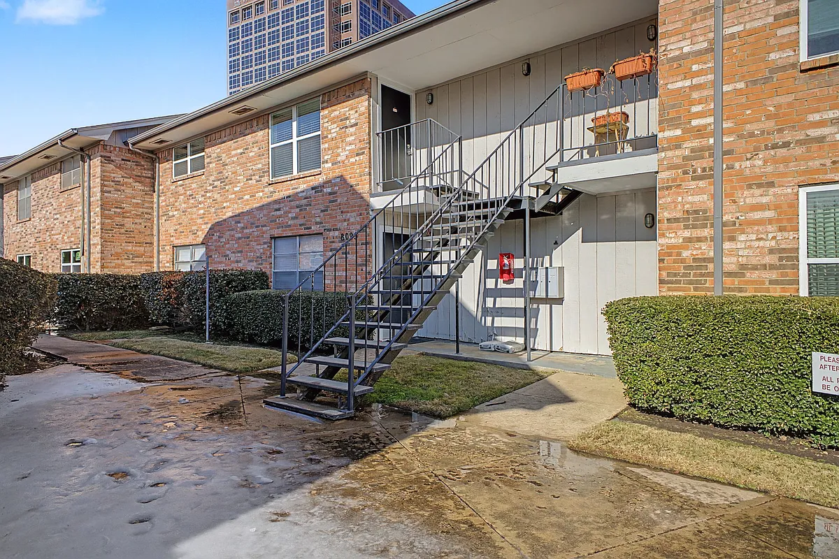 Building Photo - 8095 Meadow Rd #236