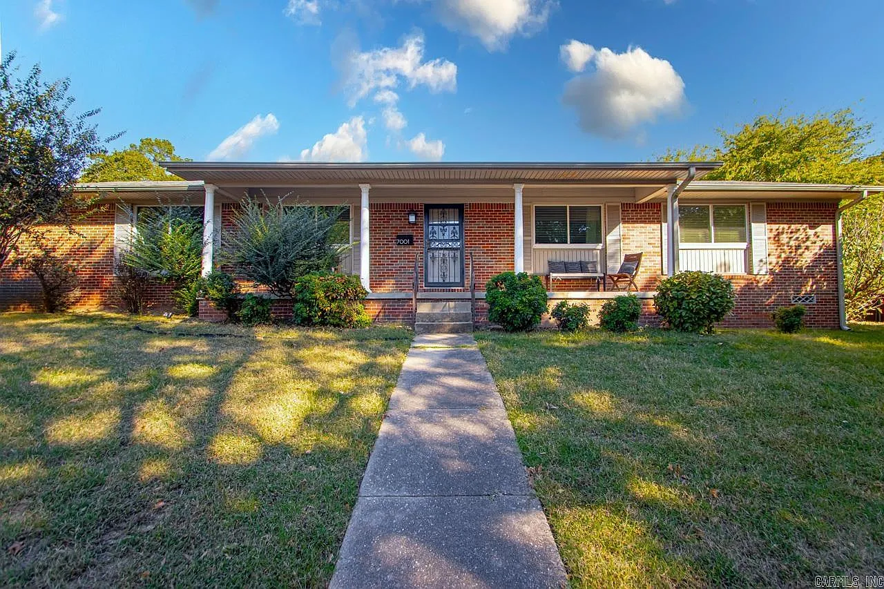 3 bed, 2.0 bath, 1572 sqft, $3,000 — Photo 1