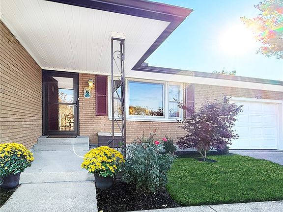 3rd image of 2215 Wellington Rd