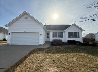 5925 Lakecrest Dr, Lake View, NY 14085