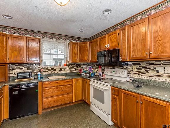 4th image of 906 Clement St