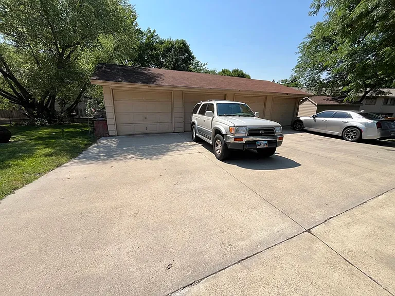 4307 S Locust Dr — Photo 3