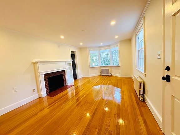 5th image of 308 Webster St