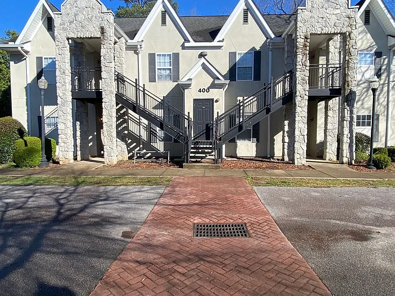 Hillcrest Apartments — Photo 16