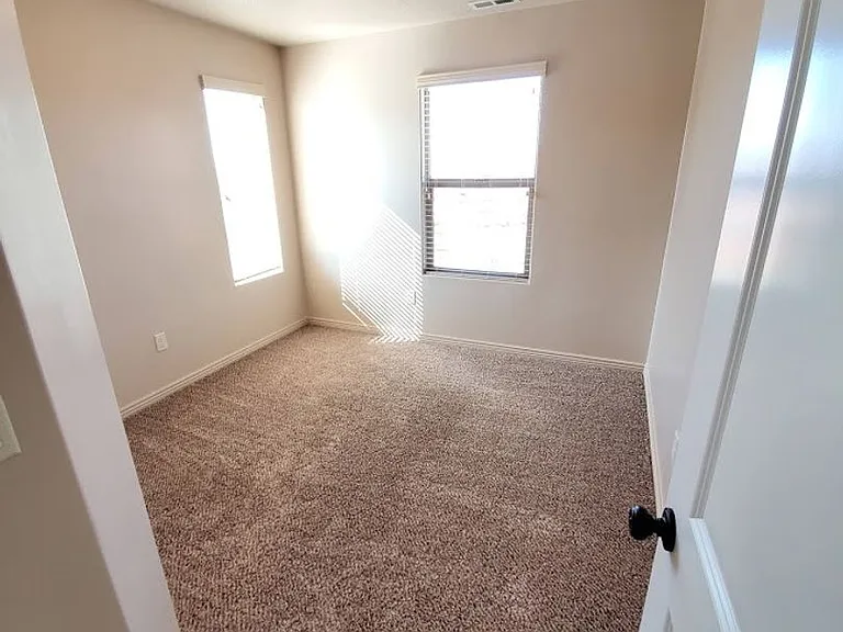 671 N Bluffview Cir — Photo 24