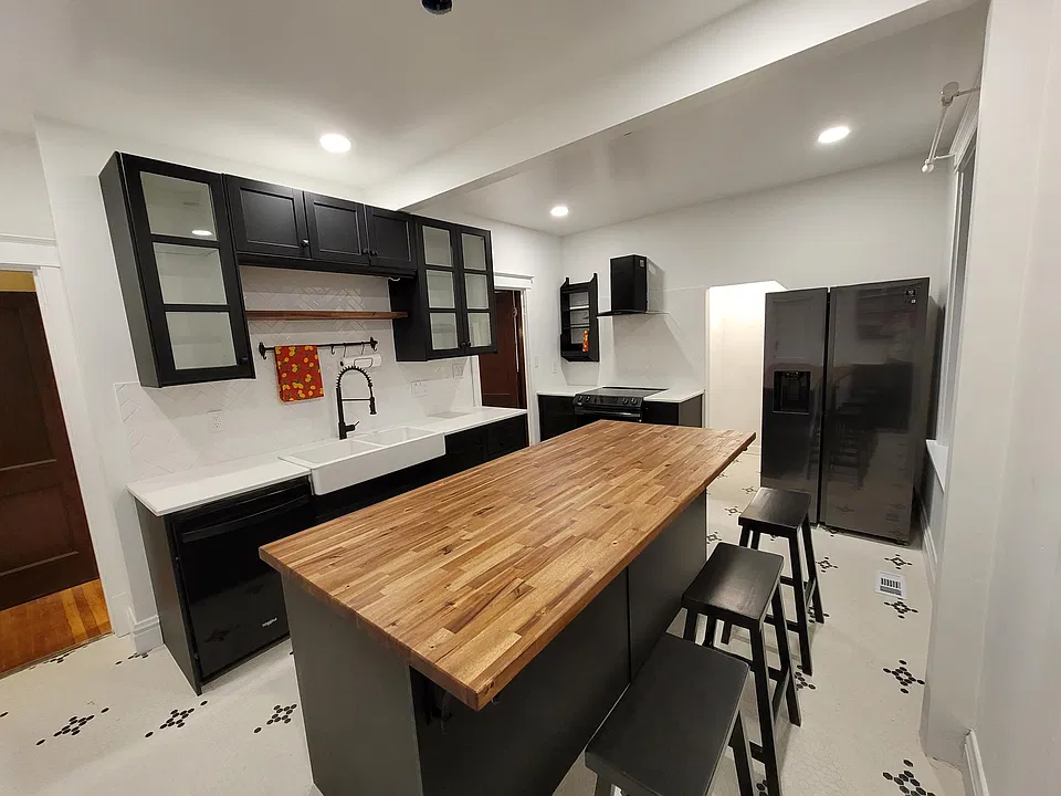 kitchen w/ double sinks, 7.5' island & pantry. Dishwasher, range & frige w/ ice/water dispenser