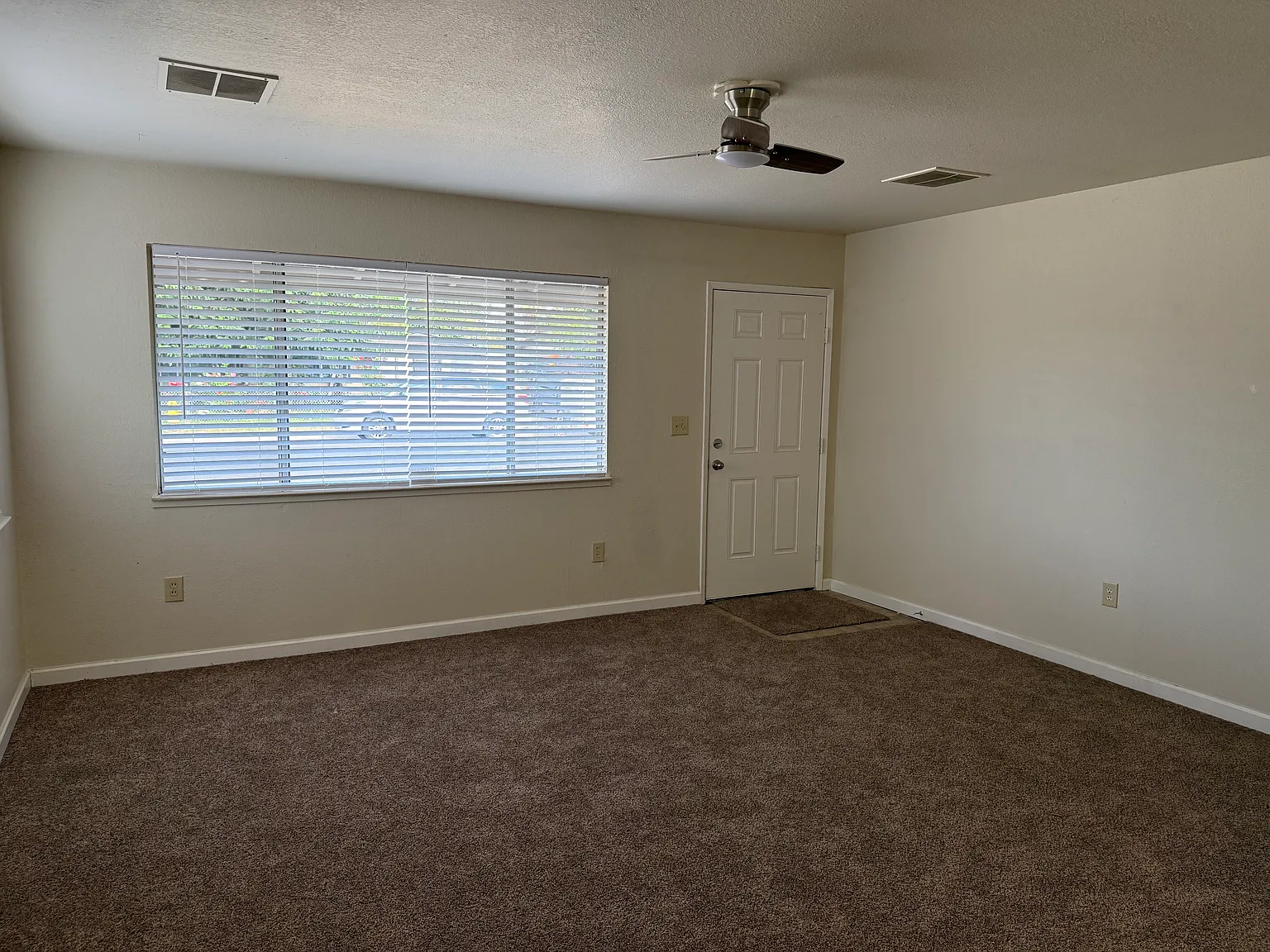 3 bed, 1008 sqft, $2,350 — Photo 4