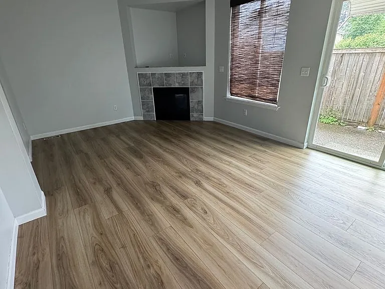 412 NE Miramar Cir — Photo 6
