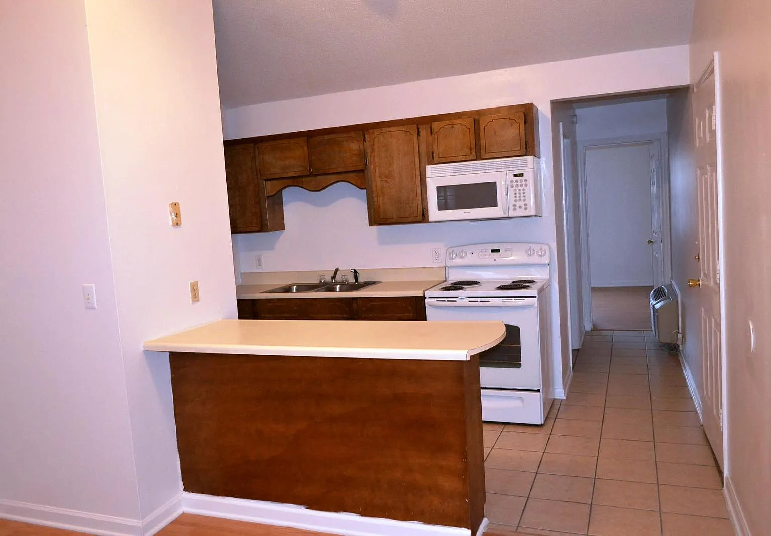 2 bed, 1.0 bath, 850 sqft, $875 — Photo 2
