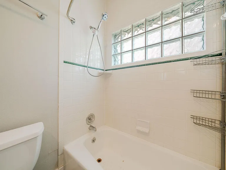 2300 Leon St #101 — Photo 29