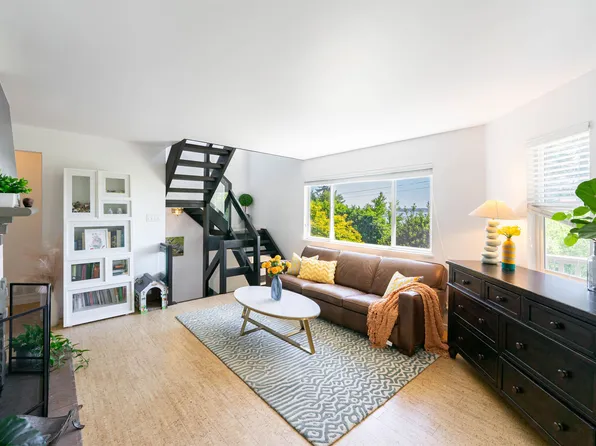 3341 Marine Dr, West Vancouver, BC V7V 1M8