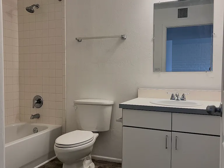 2415 N Columbus Blvd #3 — Photo 9