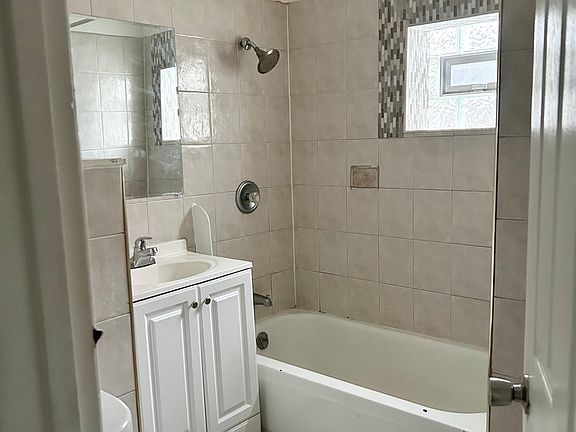 3rd image of 2237 N La Crosse Ave APT 2