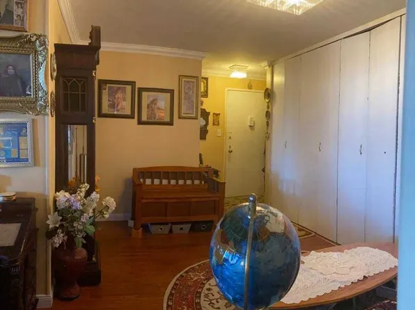 61-20 Grand Central Parkway image 8 of 18