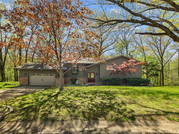 16 Melody Ln, Troy, IL 62294