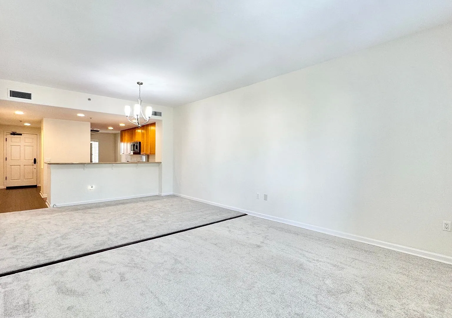 Rarely Available 2 Bd/2ba Condo Unit With 2 Parking Stalls - Colony At The Peninsula — Photo 2