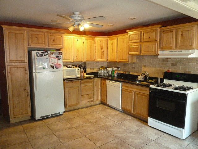 GORGEOUS KITCHEN W/APPLIANCES