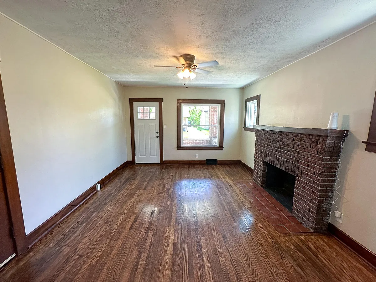 Building Photo - 840 W Indianola Ave #1