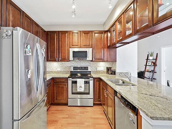 3rd image of 1629 S Prairie Ave Unit 1003