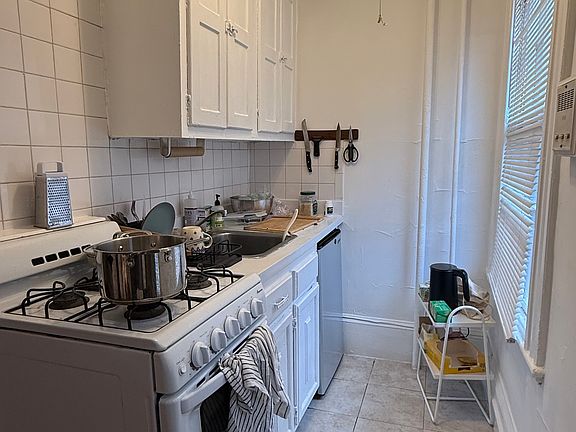 5th image of 52 S Russell St APT 4