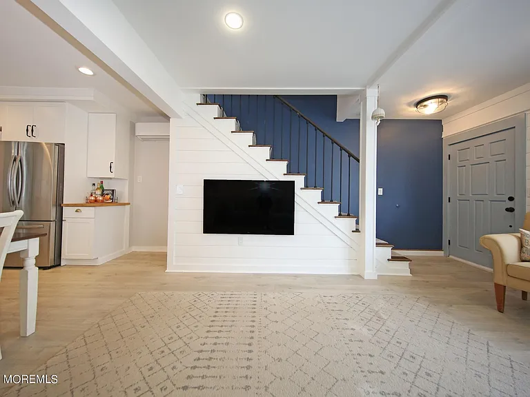67 S Bay Ave — Photo 11