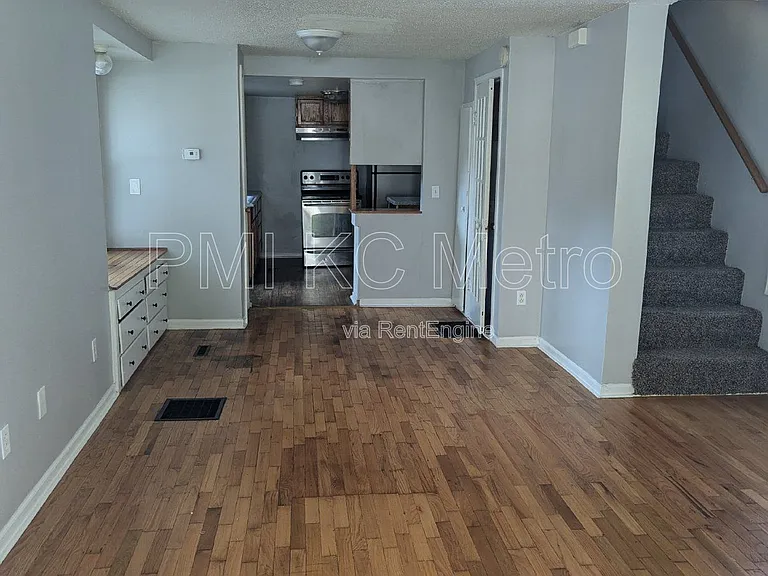 724 S Grand Ave — Photo 3