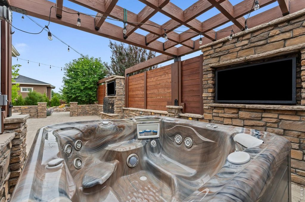 5774 Riverbluff Dr