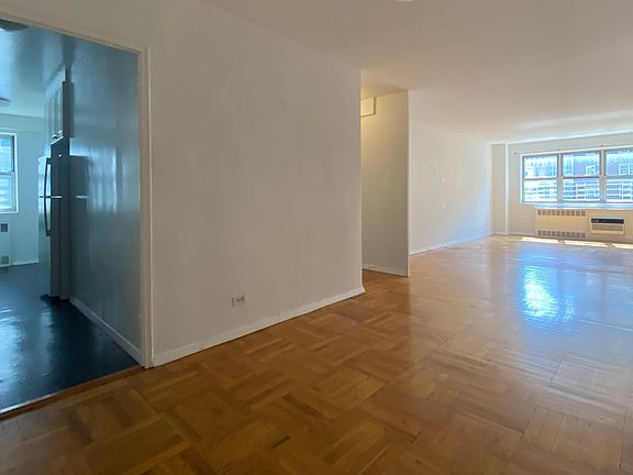 4th image of 30 W 60th St APT 7C