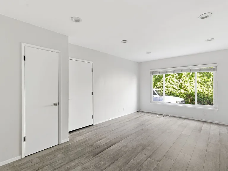 1676 Manning Ave — Photo 17