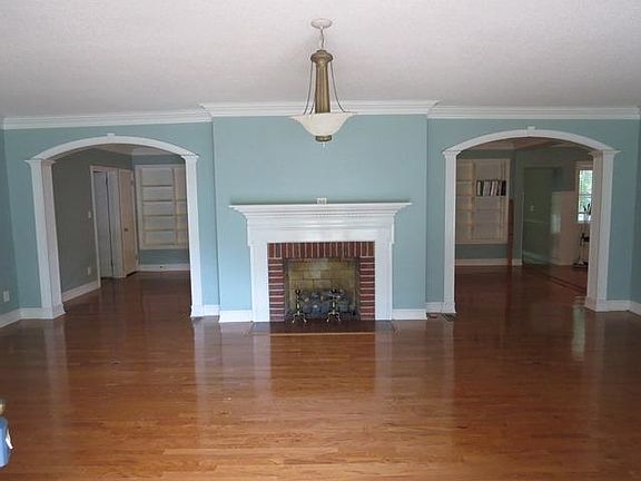3rd image of 2900 Highland Dr NE