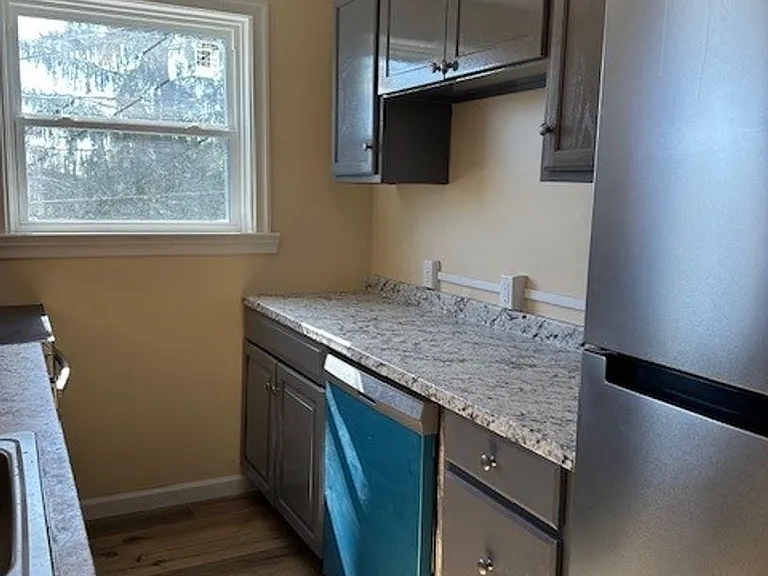 2437 Mercer St — Photo 6