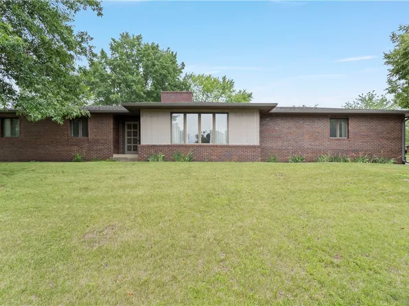 1204 Park Ln, Pella, IA 50219