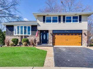 2042 S Goebbert Rd, Arlington Heights, IL 60005