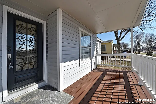 5 bed, 3.0 bath, 2075 sqft, $2,200 — Photo 2