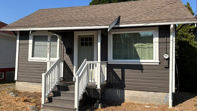 1205 E Maple St — Photo 1
