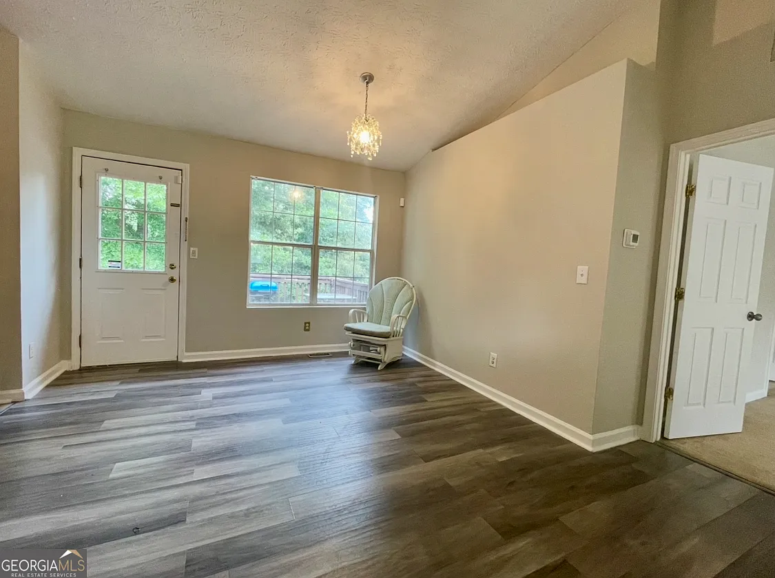 3 bed, 1375 sqft, $2,300 — Photo 3