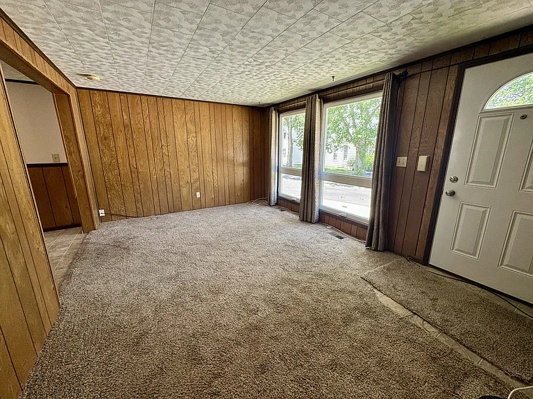 323 W Smith St — Photo 7