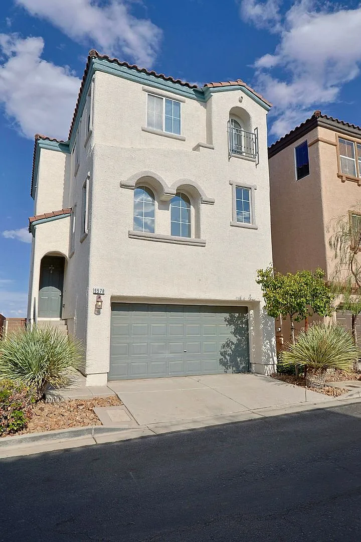 Fabulous 3-story home in the heart of Southwest Las Vegas! — Photo 2