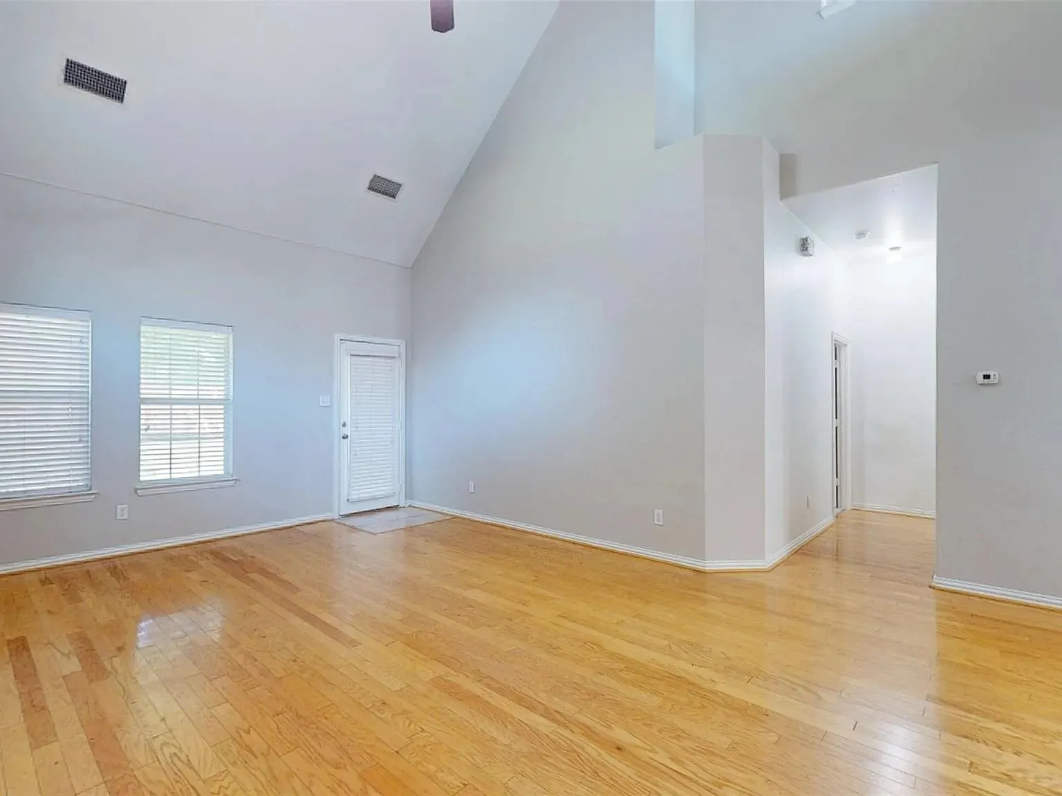 5 bed, 2600 sqft, $3,000 — Photo 3