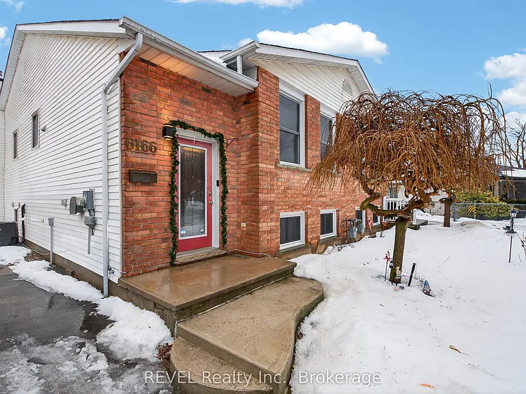 6166 Wildrose Cres #UPPER — Photo 1