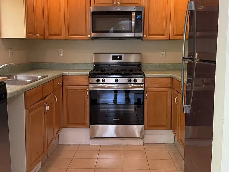 428 Mortimer Ave — Photo 9