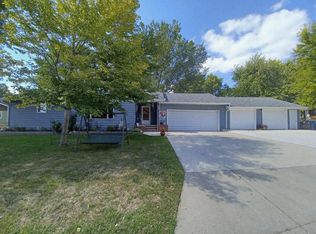 138 Ridge Rd, Morris, MN 56267