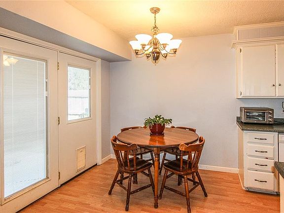 5th image of 832 Richmond Dr