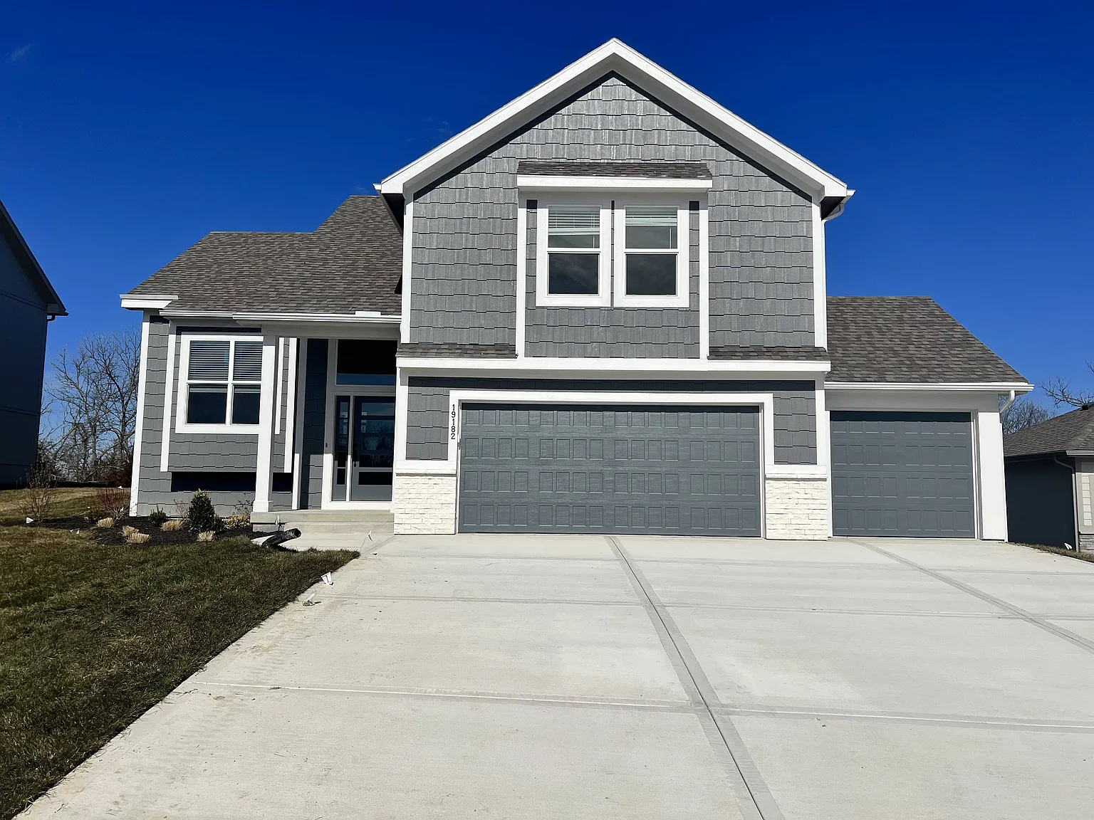 5 bed, 3.5 bath, 2270 sqft, $4,100 — Photo 2