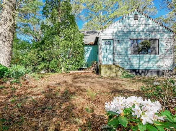 12 Chippewa Dr, Buzzards Bay, MA 02532