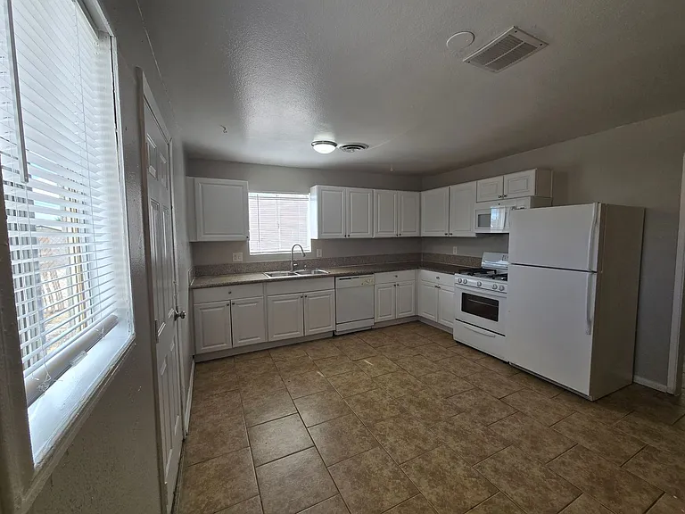 3904 Nixson Dr — Photo 5