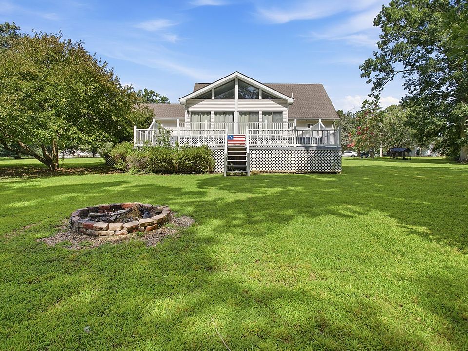 1st image of 115 Pin Oaks Ln